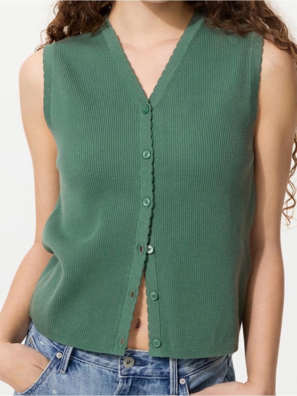 Uniqlo Scalloped V-Neck Button-Front Knit Vest